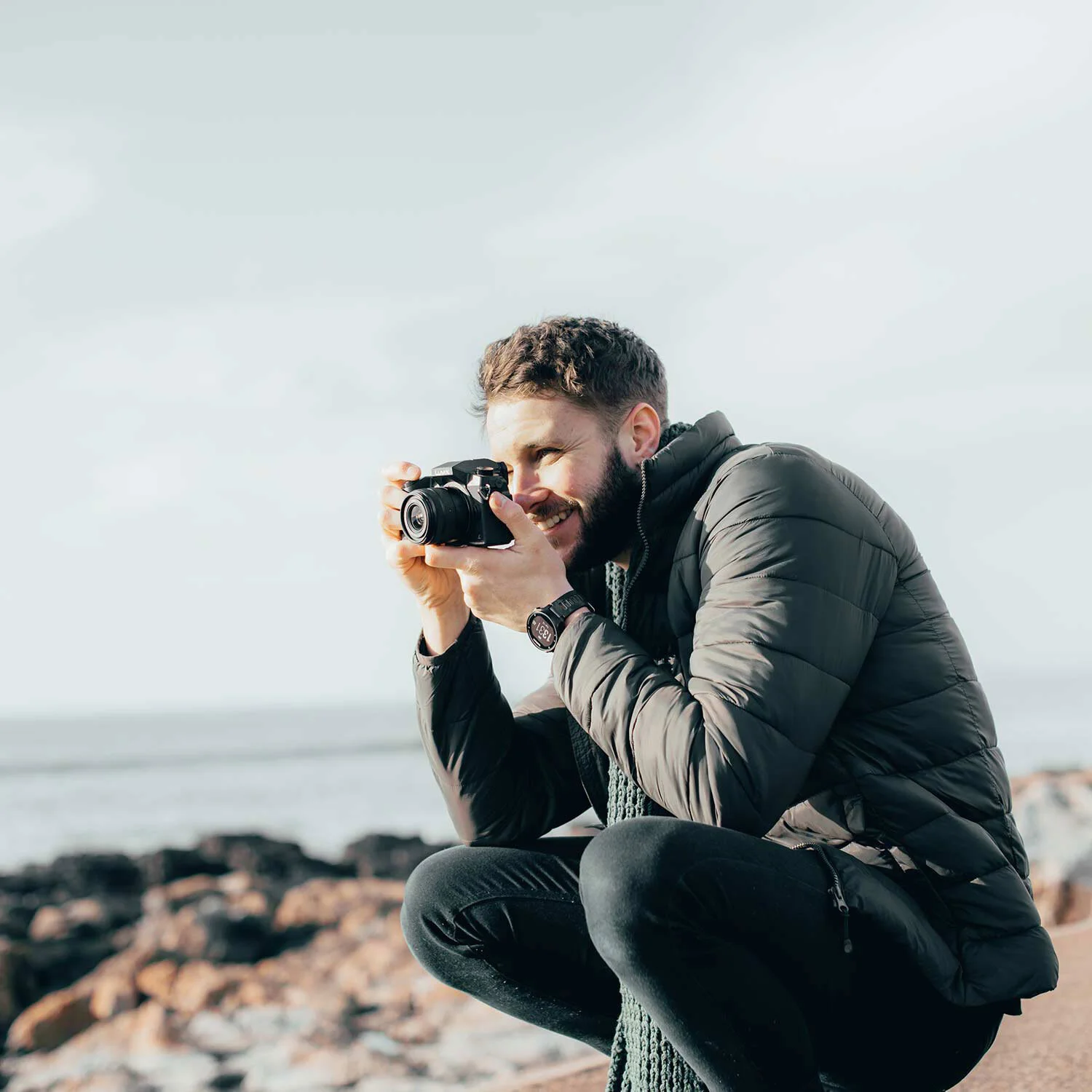 Молодой парень фотограф